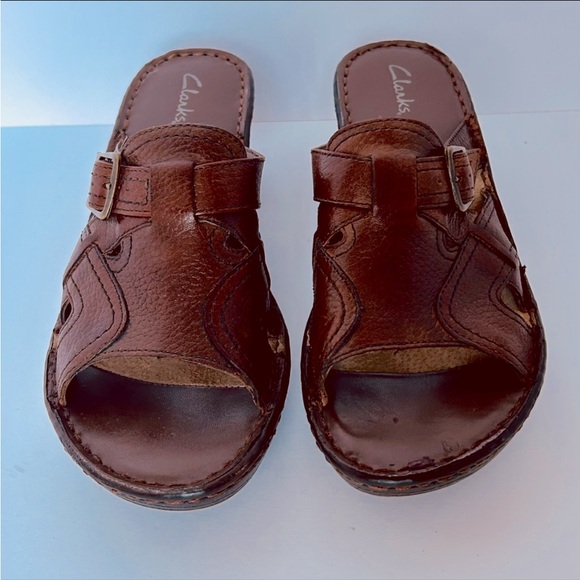 Clarks Sz 8.5 Sandals Slides Brown Leather Buckle Faux Wooden Heel - Picture 2 of 6